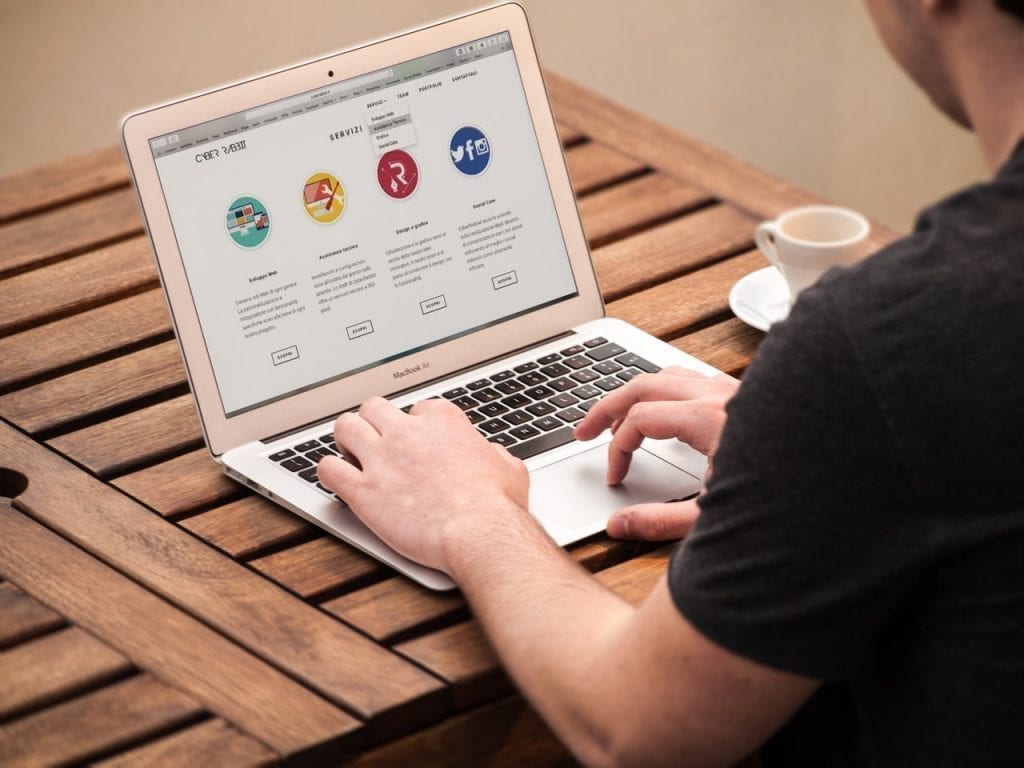 Pessoa mexendo em uma página web e formando sua mentalidade CSS.